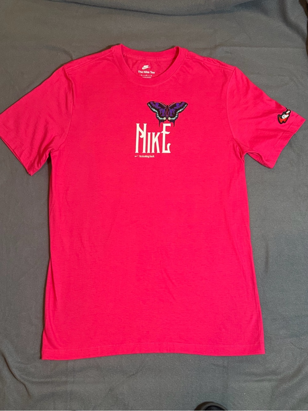 Nike women’s Pink Graphic Crewneck T-Shirt